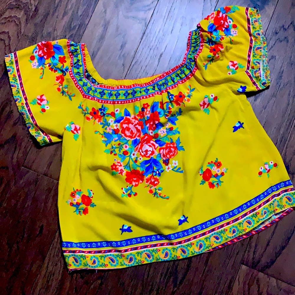 Gold floral breezy women’s blouse size XS.